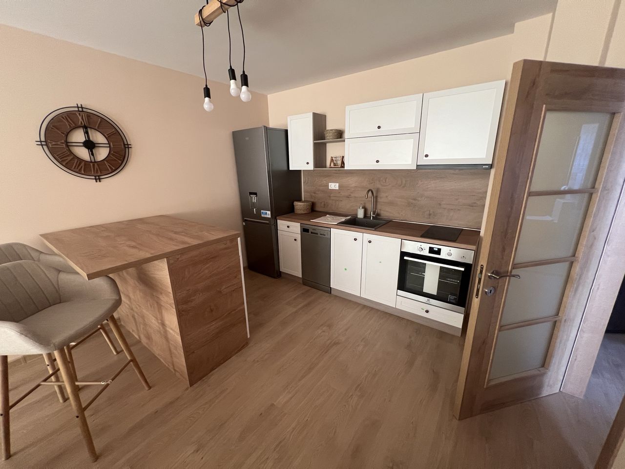 Дава се под наем Тристаен апартамент в Пловдив, Южен - 100 кв.м за 612 € - Снимка #1