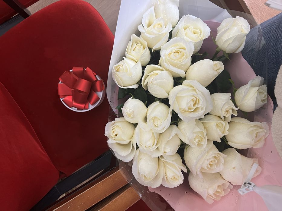 Продам цветы белые розы длинные