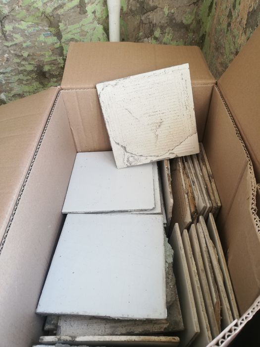 Отдам кафель белый 15*15см бесплатно