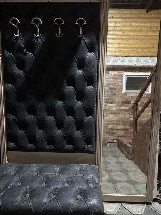 Прихожая , кож зам с пуфиком и зеркалом