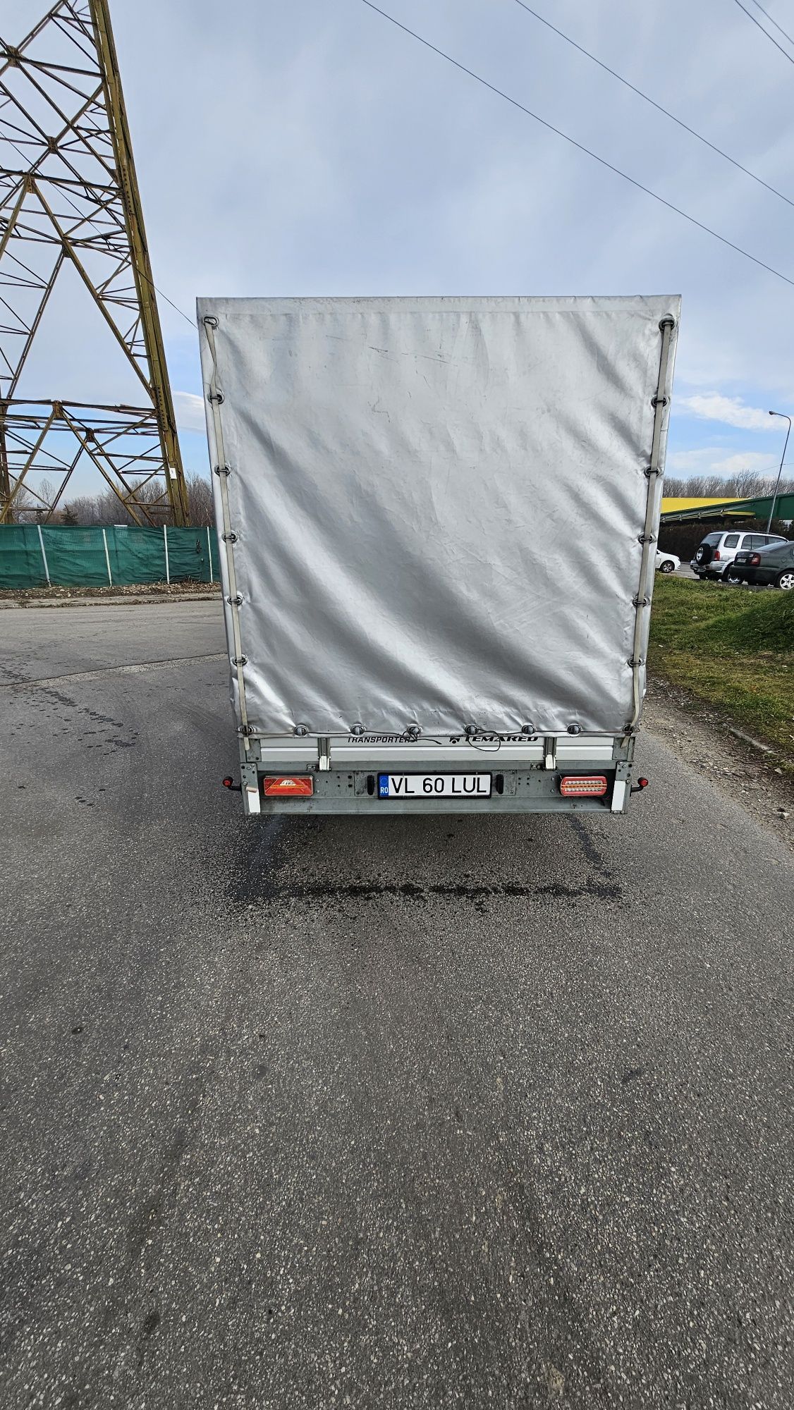 Remorca auto cu sistem de frânare.