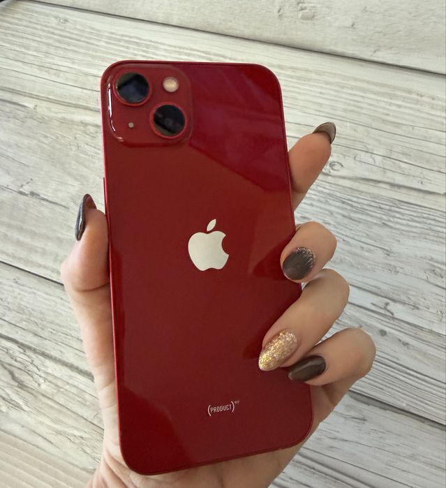 iPhone 13 червен телефон