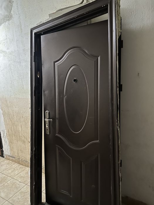 Продам входную дверь б/у   леаое открывание 2000 на 900