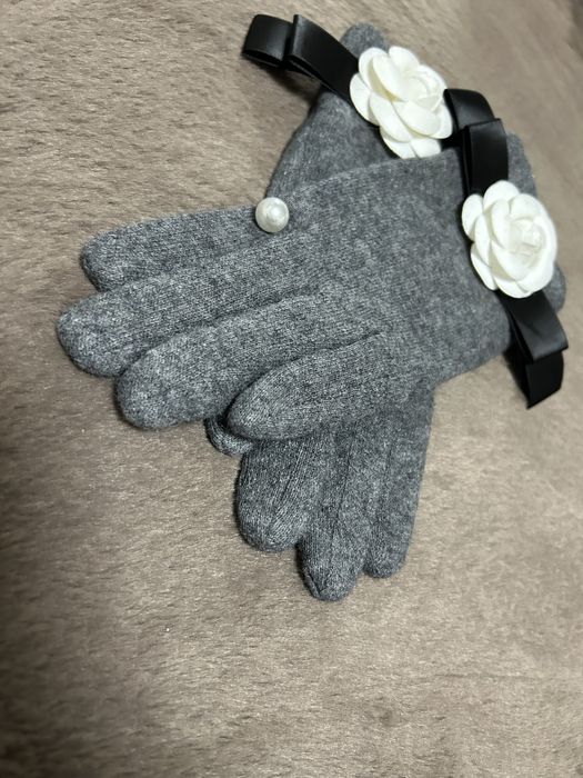 Manusi gri, cu accesoriu, noi