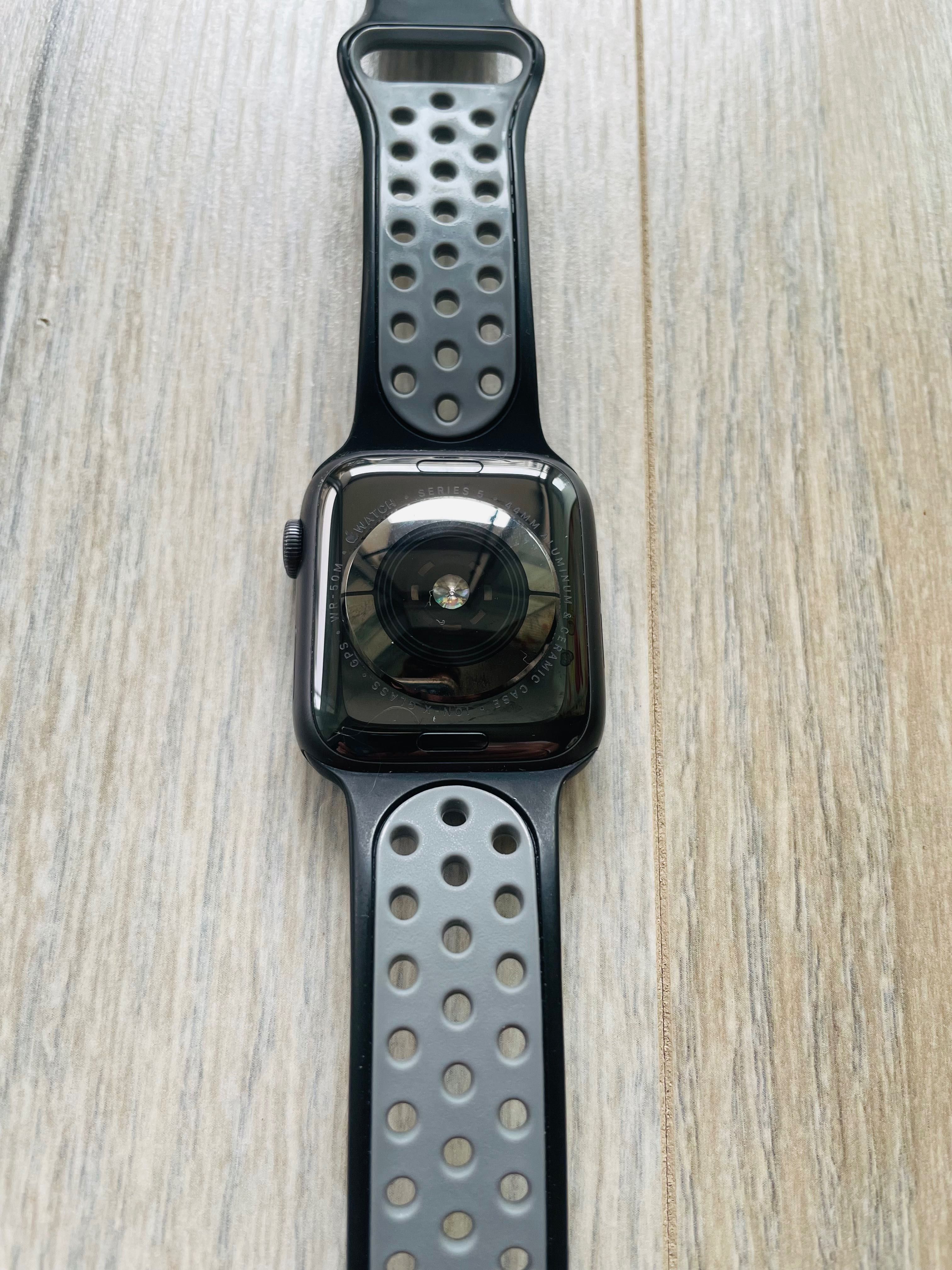 Apple watch seria 5 44mm negru aluminiu