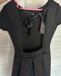 Черна рокля от неопрен, с панделка