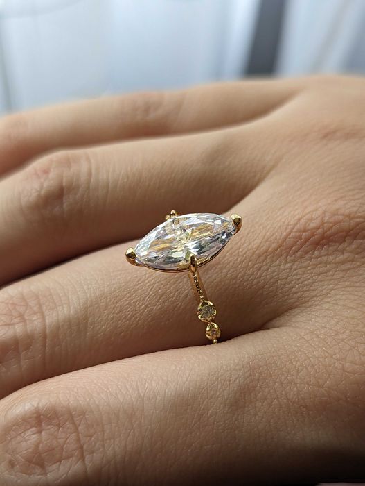 Златен дамски пръстен от медицинско злато (мед. стомана)и красив камък