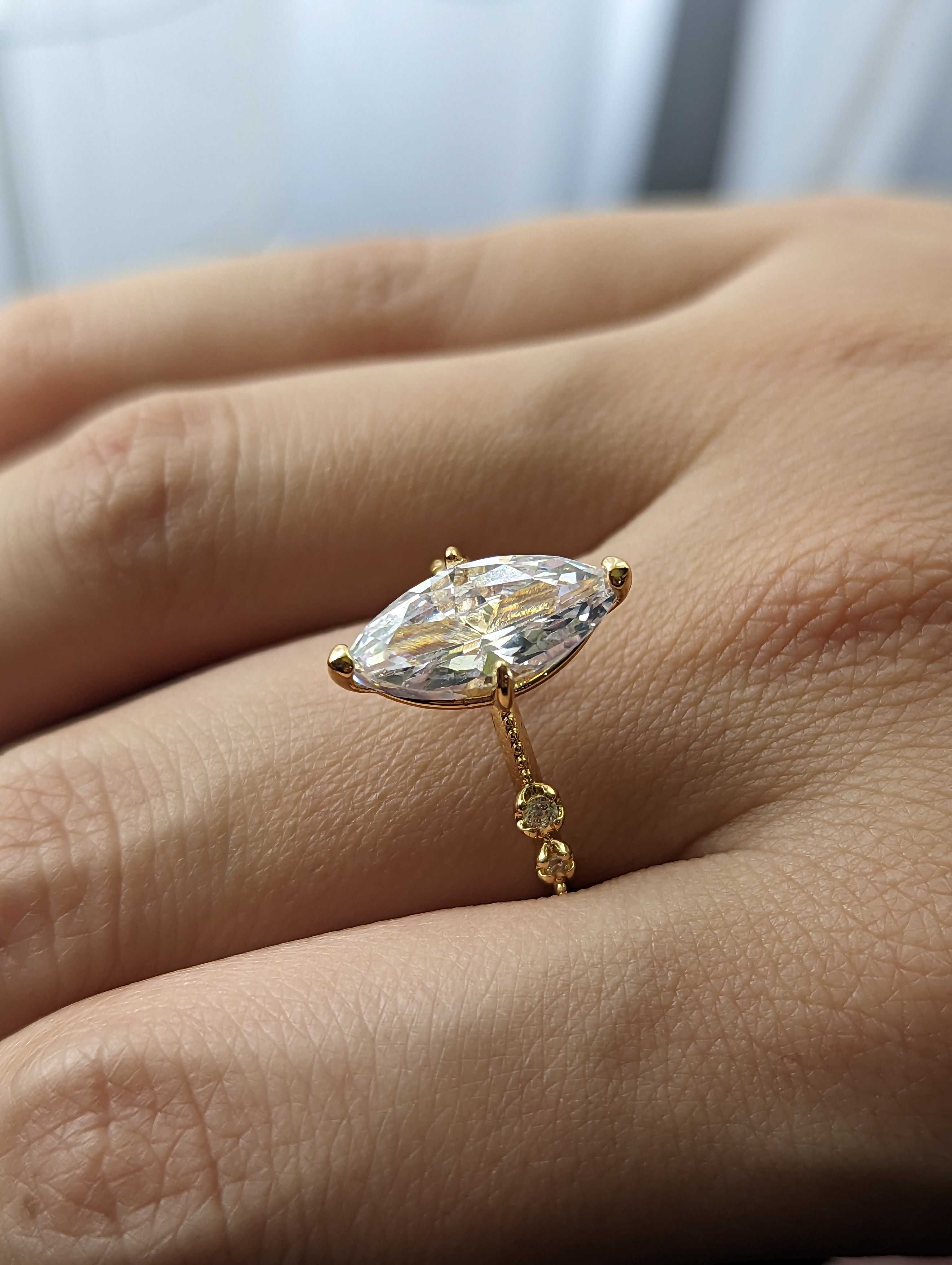 Златен дамски пръстен от медицинско злато (мед. стомана)и красив камък