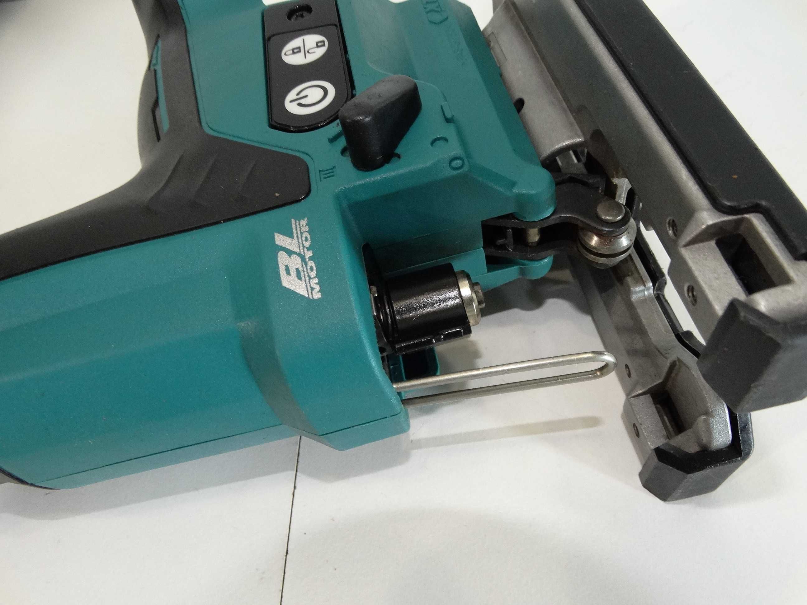 Makita JV 102 D - Компактен прободен трион / зеге