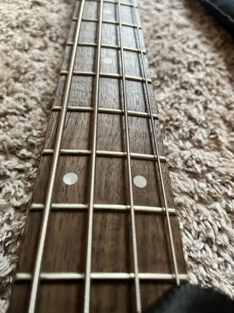 Squier by Fender бас китара и кубе Fender