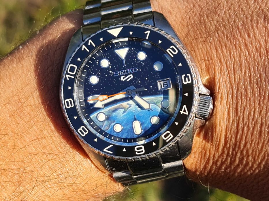 Seiko 5 Earth Voyager