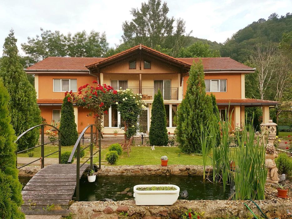 Casa de Crăciun în Băile Herculane – 12 locuri, ciubăr & saună