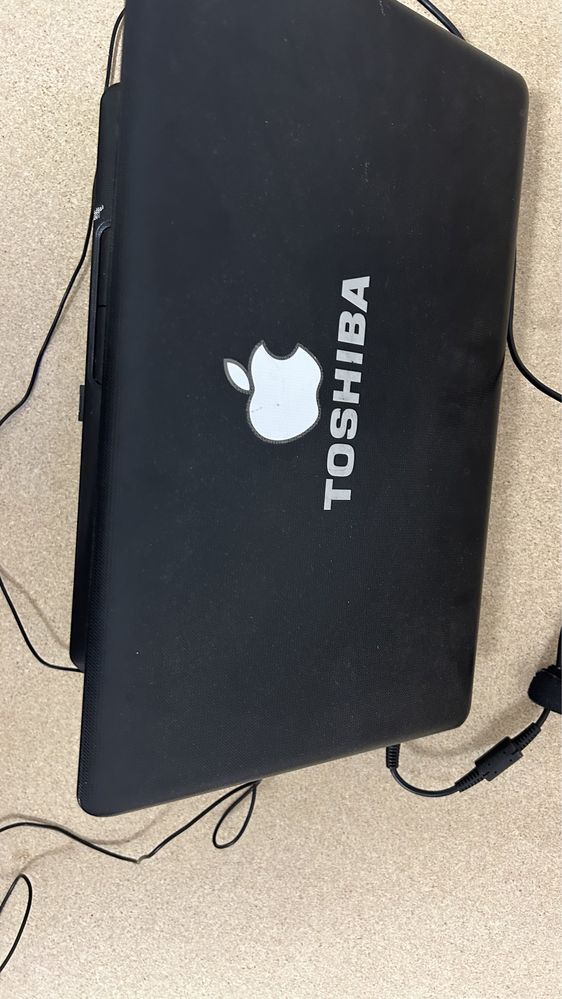 Продам на запчасти ноутбук  Toshiba