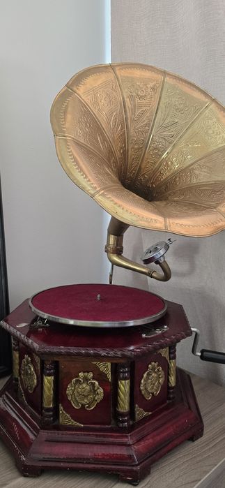 Антикварный граммафон восьмиугольный