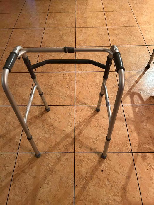 Cadru de mers si cadru toaleta