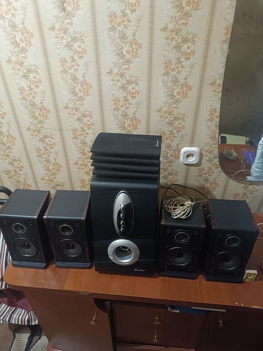 Продаю буфер Emater 5X1 мошьный 100watt састояние харошое.