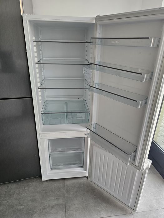 Хладилник Miele с фризер с 2 чекмеджета