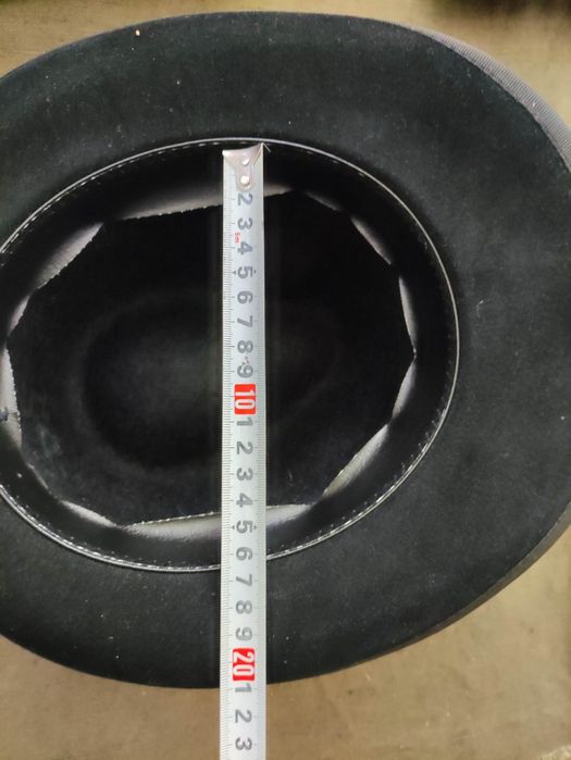 Продавам  елегантна шапка на Ирина Сардарева
и шал Cashmink Германия