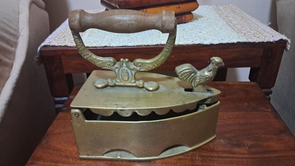 Fier de calcat din bronz, cu carbuni (jar)