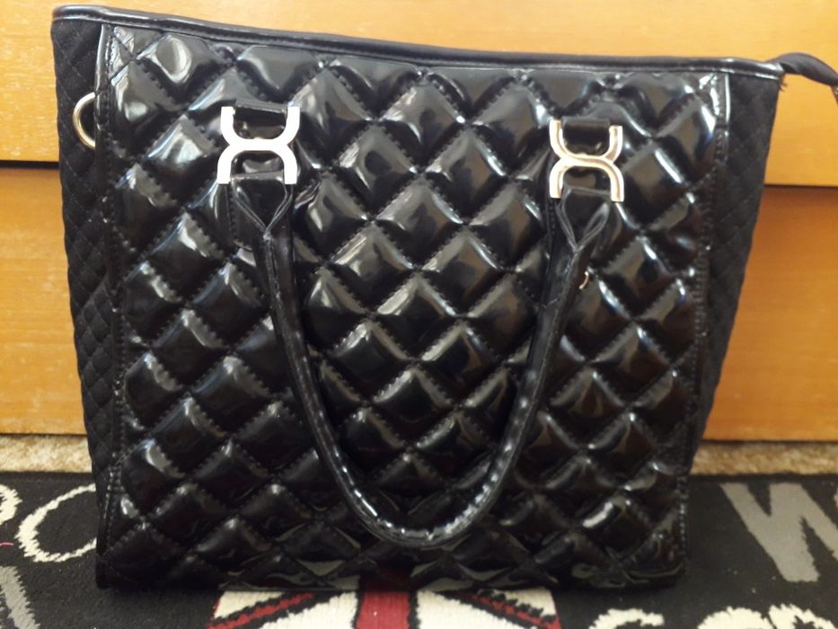 Дамска черна чанта