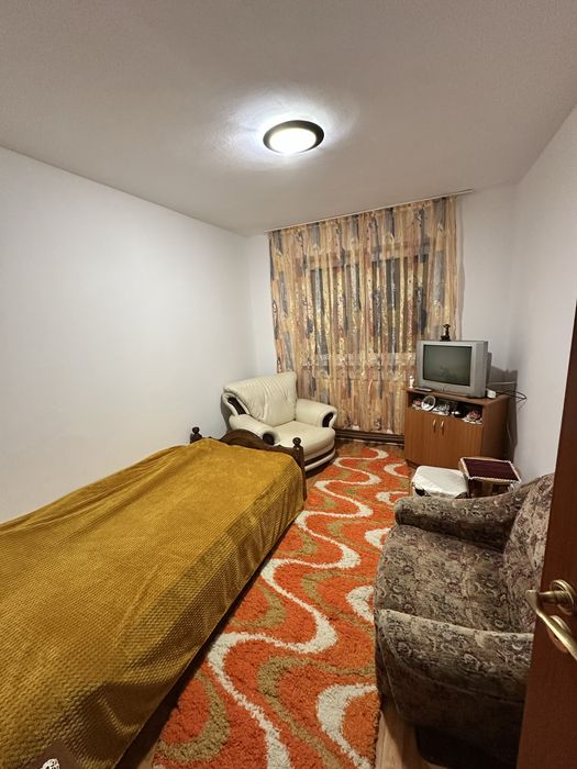 Vand apartament 2 camere cu balcon