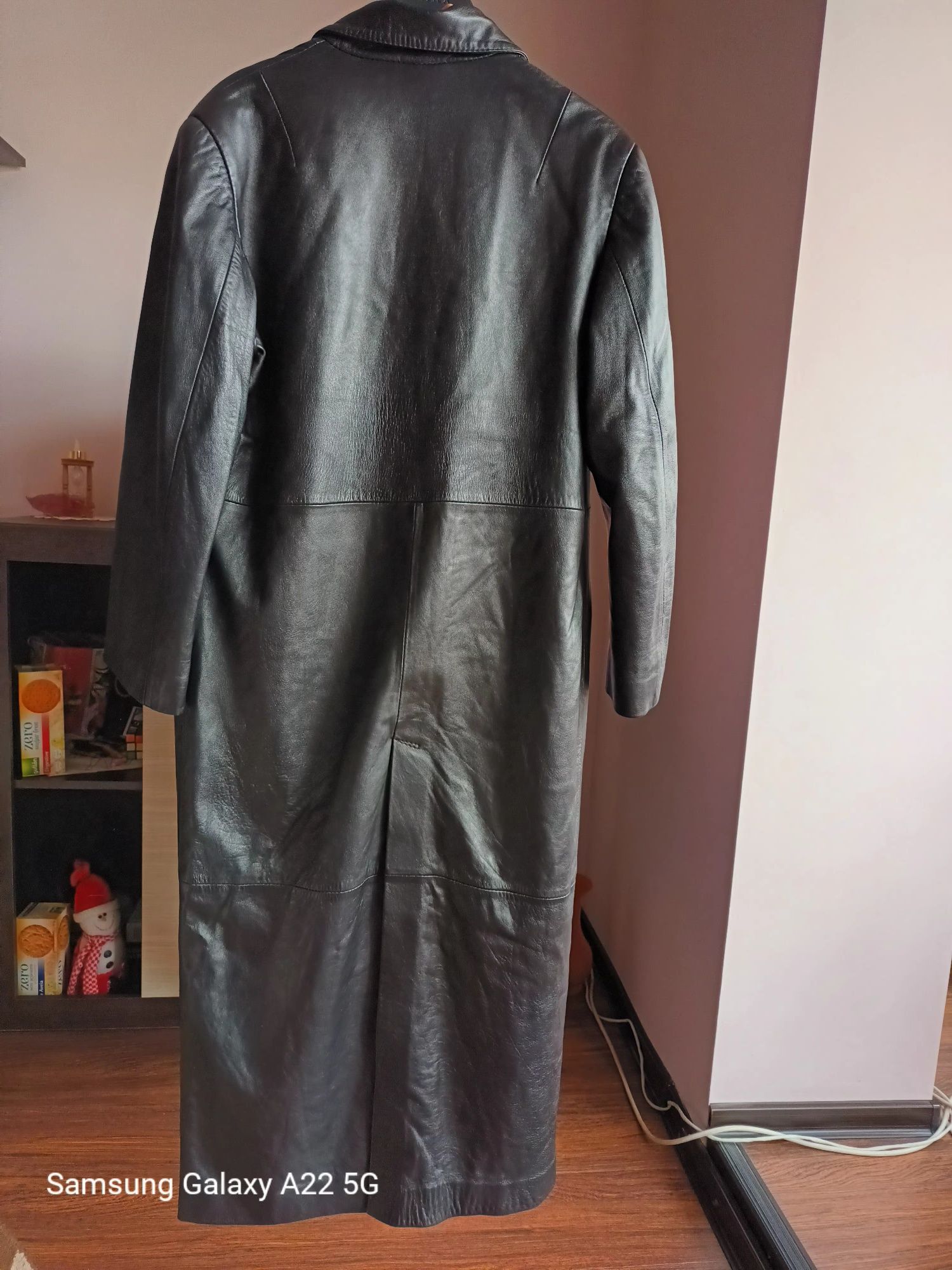 Văd haină de piele nouă (nepurtată).