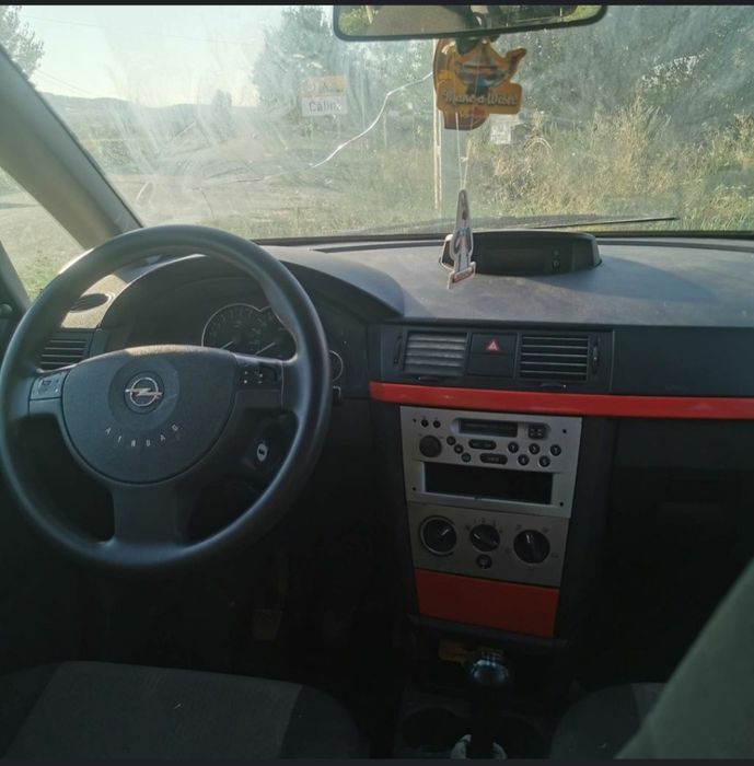 Opel meriva culoare roșie