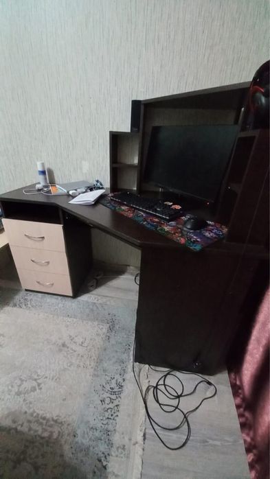 Учебный письменный , компьютерный стол с выдвижными ящиками