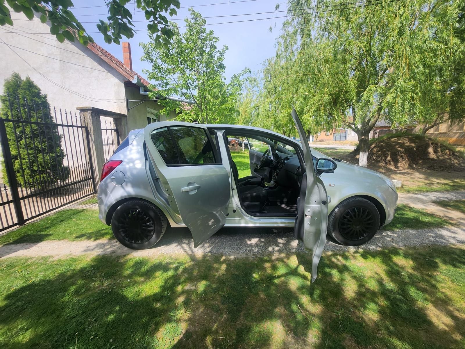 Opel Corsa D 1.4 benzină  88.000 KM