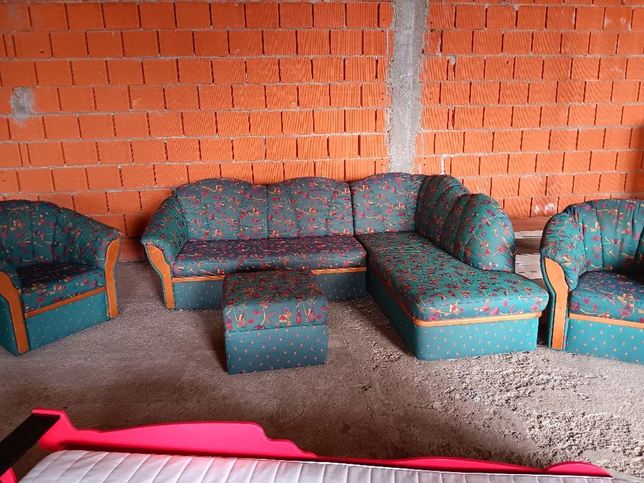 Colțar extensibil cu două fotoli și un taburet