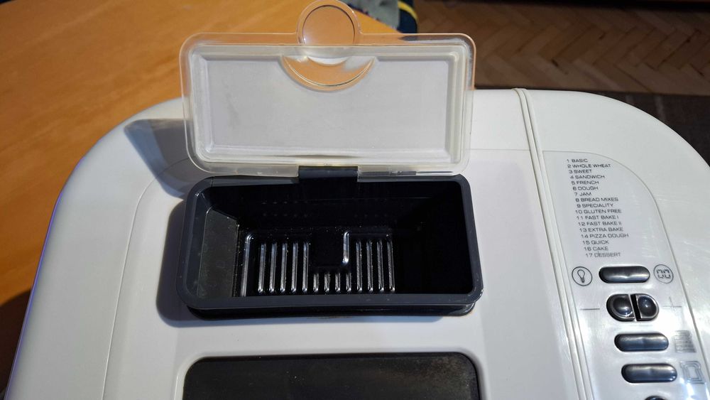 Продавам хлебопекарна със 17 програми Morphy Richards 48323