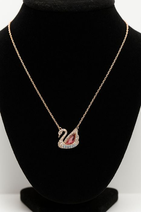 Lant Swarovski lebădă Red Swans Edition