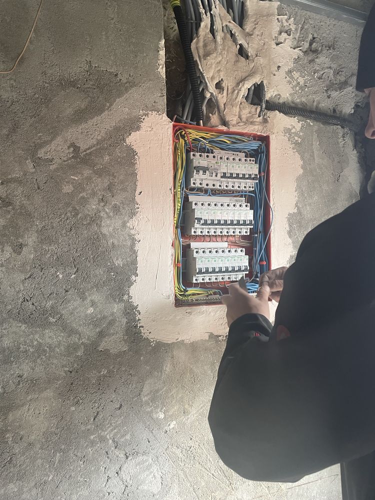 Echipă executăm lucrări la roșu și la cheie