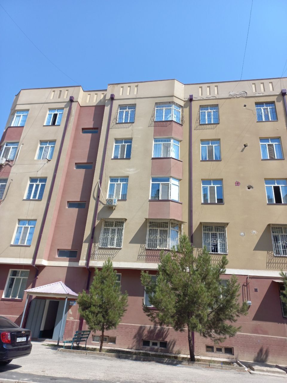 3 xonali 100m² kvartira sotiladi. Podvali alohida ham bor