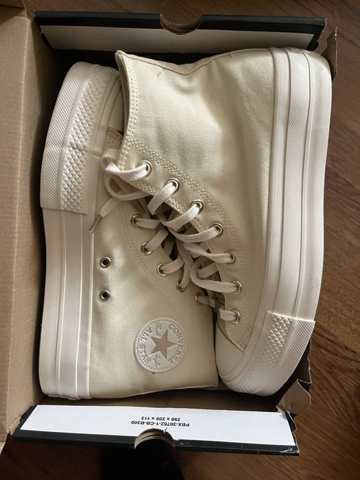 Обувки Converse;