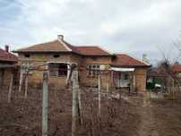 Продавам тухлена къща с гараж в с.Дралфа.