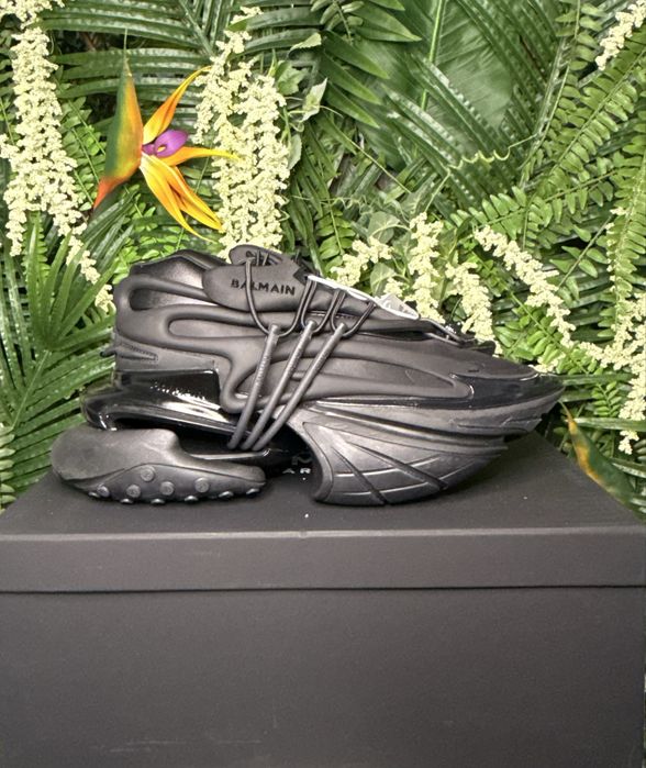 Balmain Unicorn Triple Black