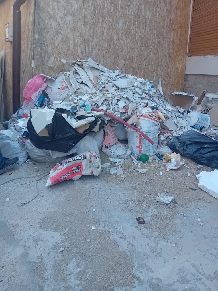 Ridic saci cu moloz și deseuri