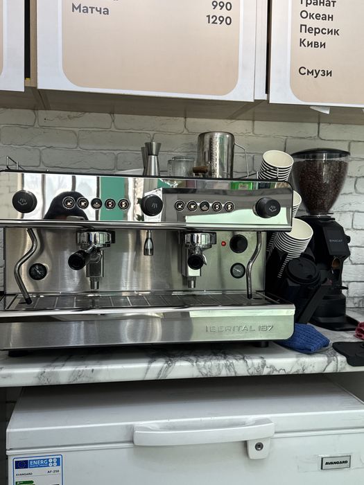 Кофемашина и кофемолка продам соочно