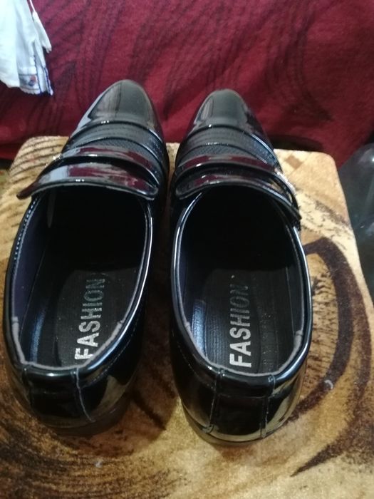 Vand pantofi noi