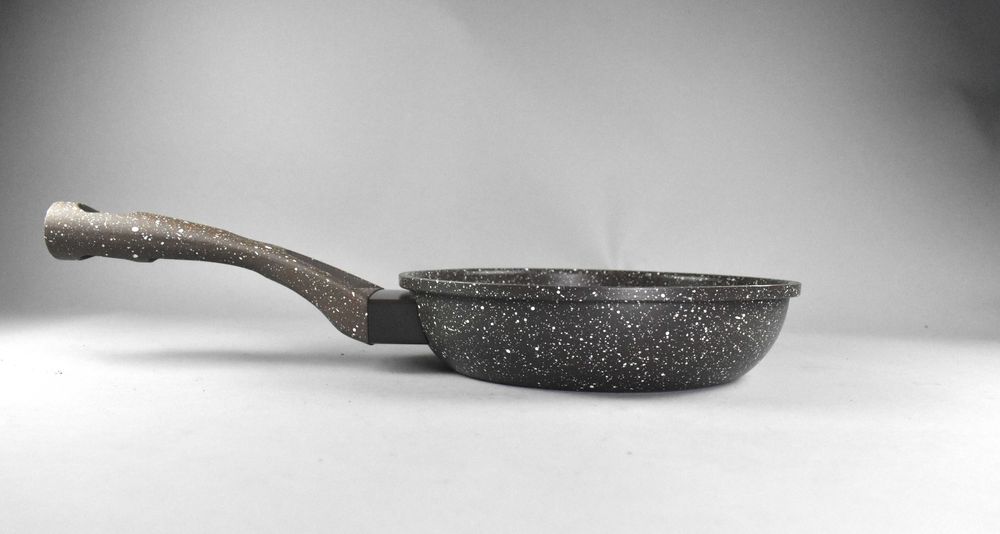 Тиган с незалепващо покритие 18см