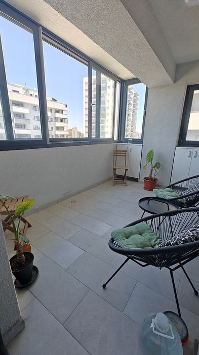 Vand apartament 2 camere ( 70mp) și loc de parcare.