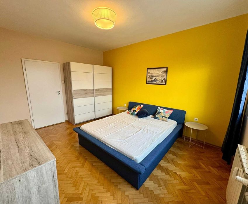 Дава се под наем Тристаен апартамент в София, Център - 110 кв.м за 990 € - Снимка #1