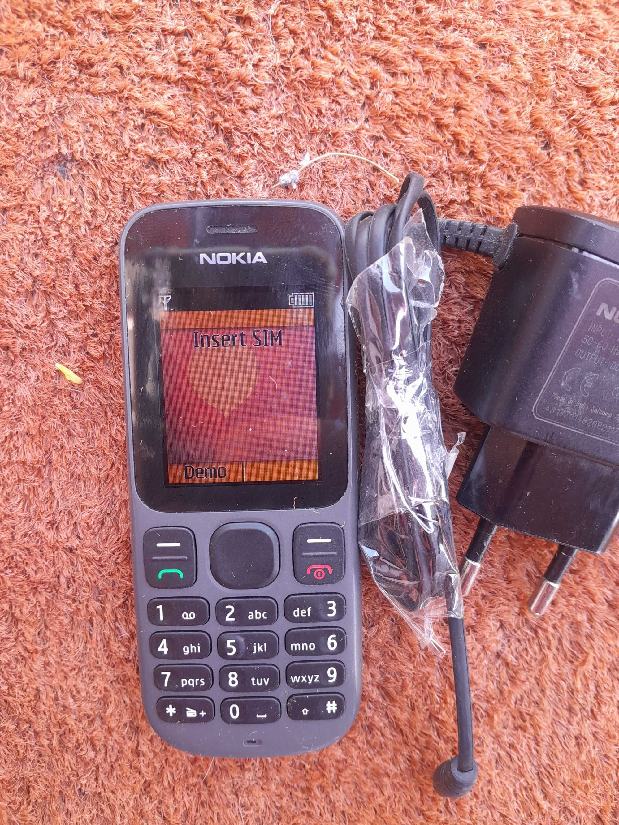 Nokia 100 cu încărcător