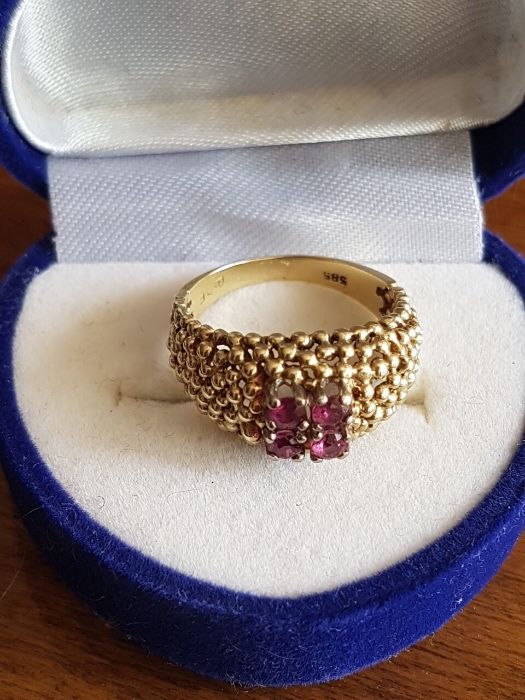 Златен пръстен с естествени рубини