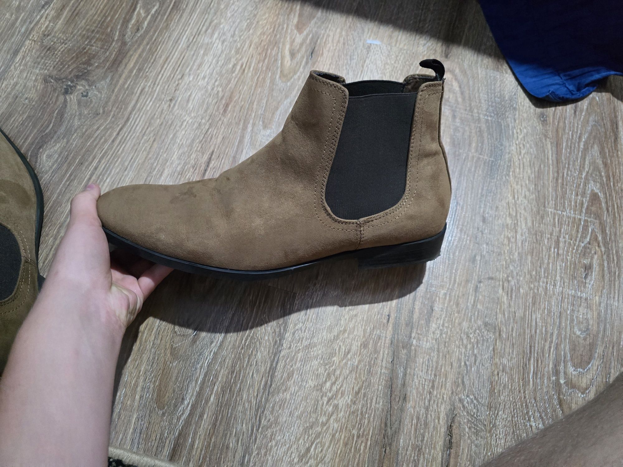 Vând ghete de piele întoarsă