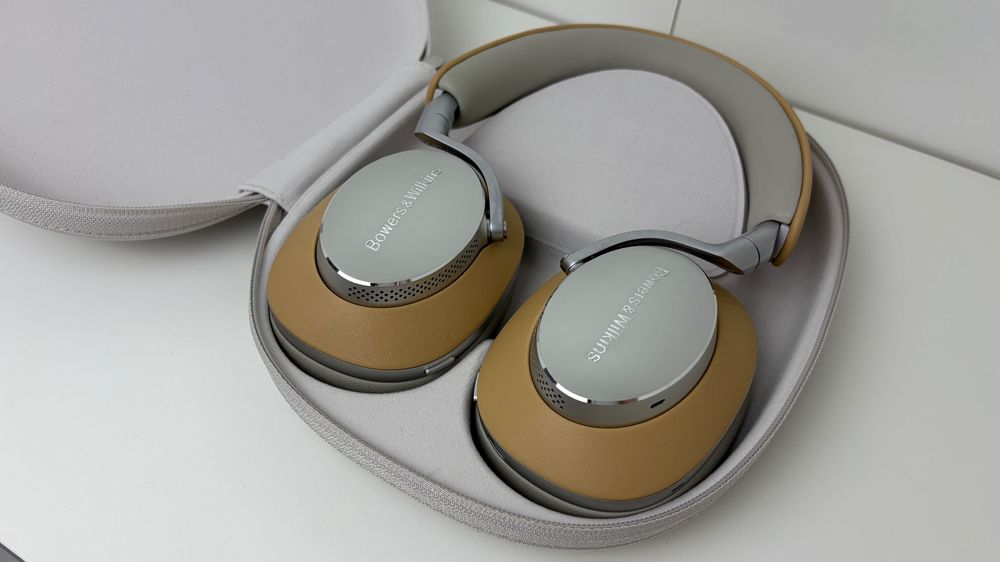 Casti Bowers and Wilkins PX8