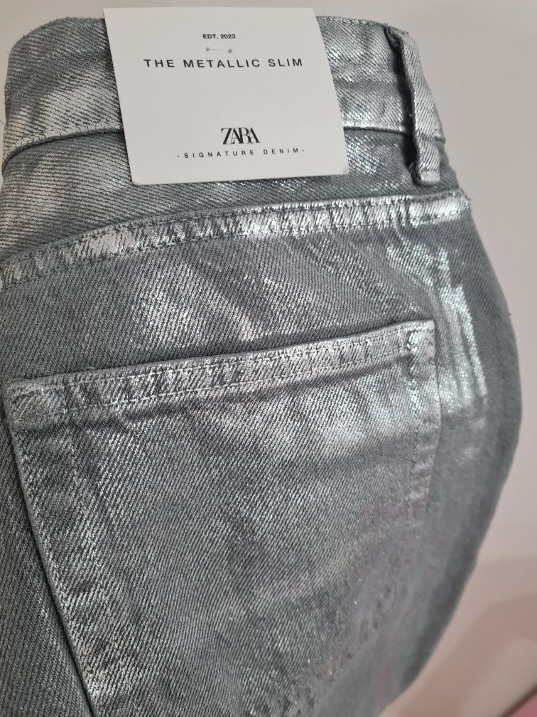 Джинсы металлик и брюки с манжетами укороченные Zara Woman