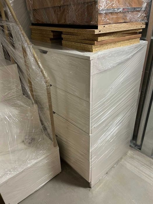 Детски легла на втори етаж със стълба, етажерки и ракли под тях