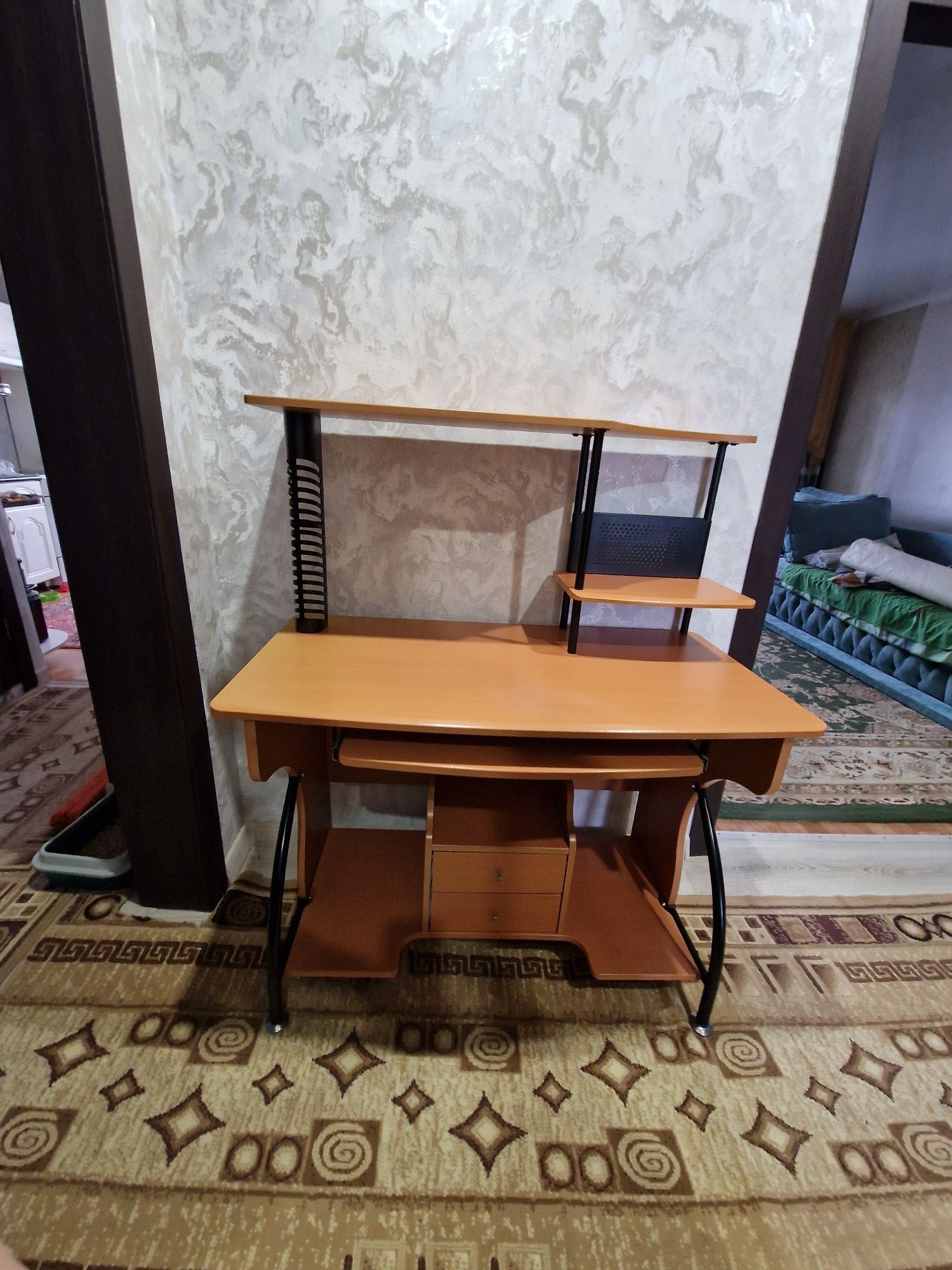 Продам компьютерный стол
